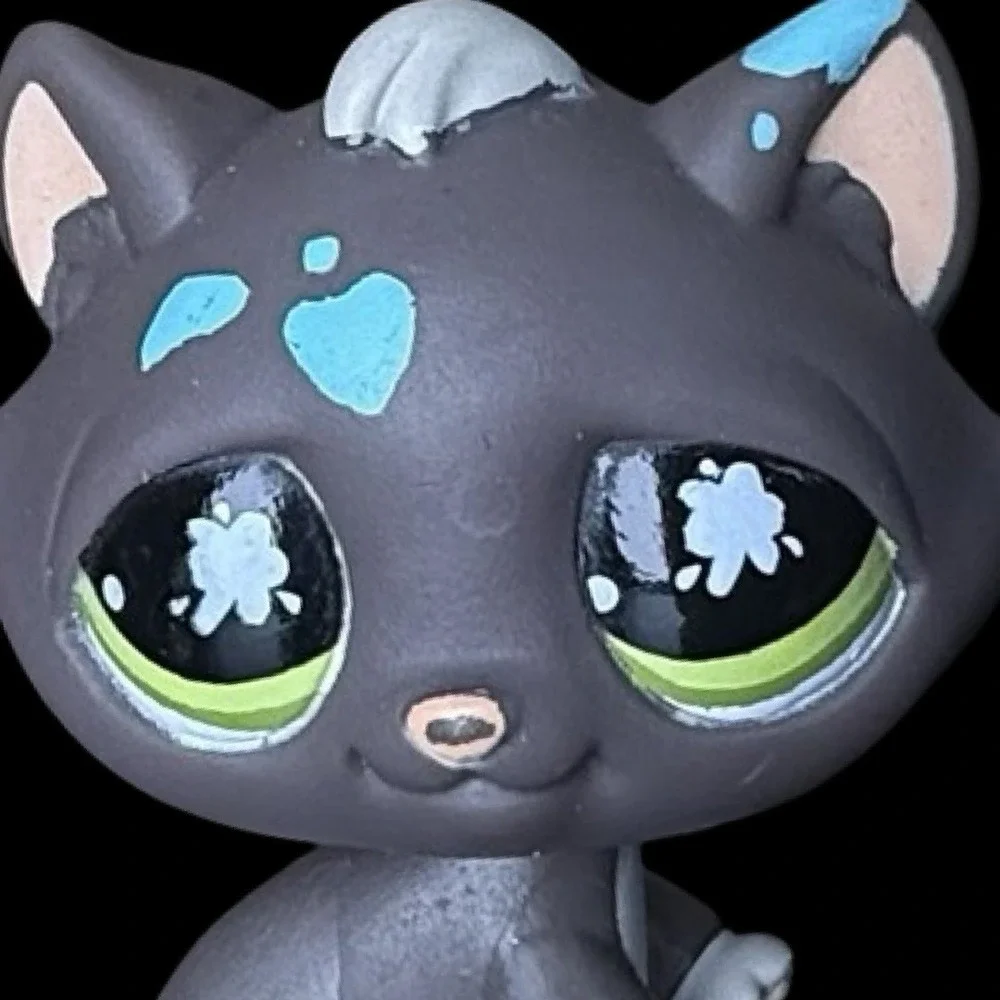 Littlest Pet Shop #815 Cat Gray Black Blue Paint Splatter Sitting Green Eyes